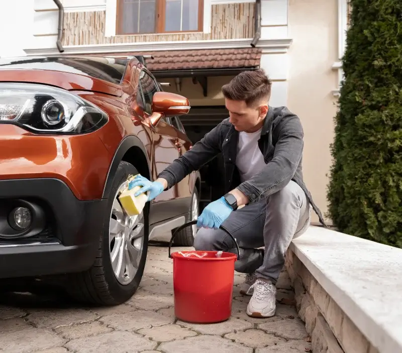 Lavage auto à domicile Allenc : professionnel intervenant sur un véhicule